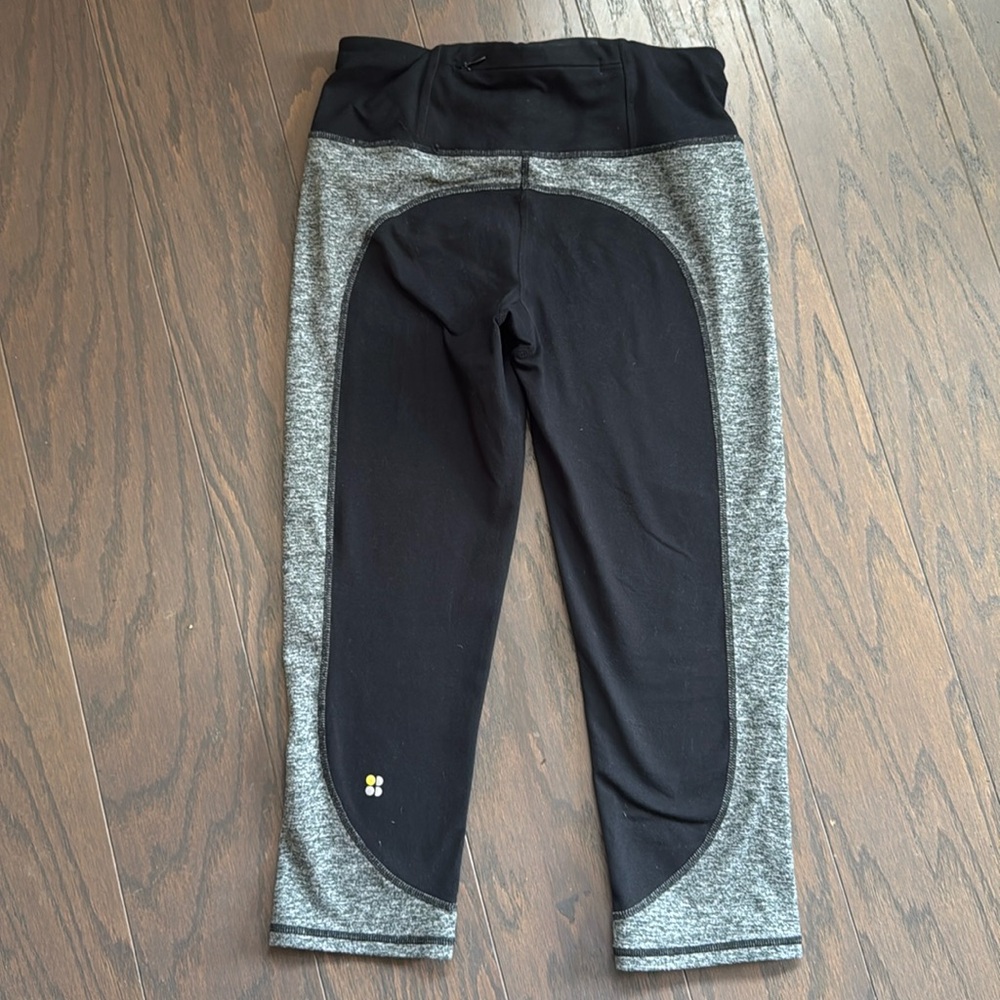 Sweaty Betty XS Level Bum Sculpting Power Capri Leggings Color Block Black Gray